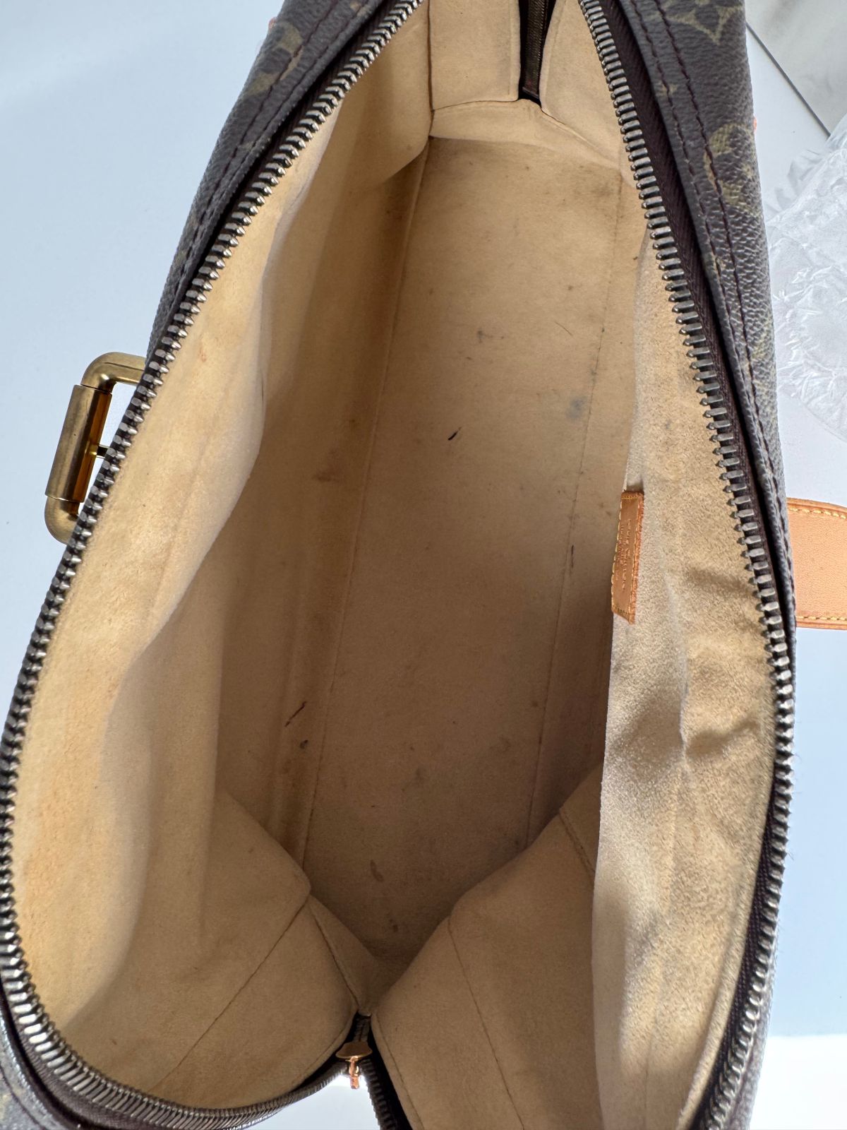 Louis Vuitton Monogram Manhattan GM Bag – Timeless Elegance & Functionality