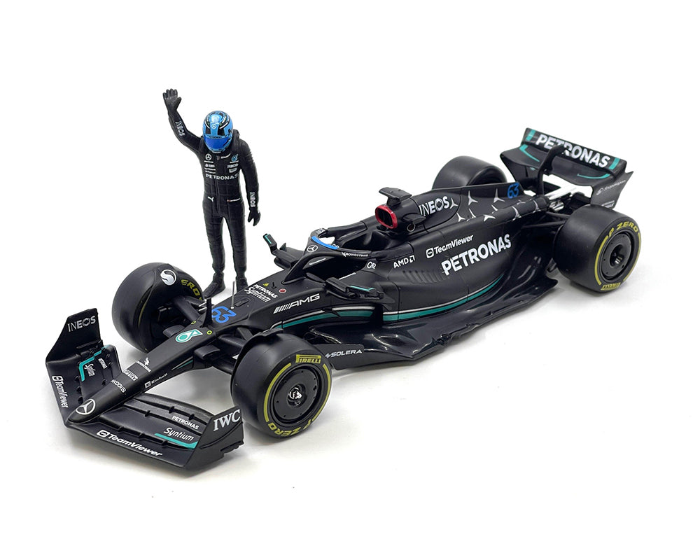 Bburago 1:24 Race F1 Mercedes-AMG W14 E Performance #63 George Russell with Standing Figure