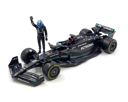 Bburago 1:24 Race F1 Mercedes-AMG W14 E Performance #63 George Russell with Standing Figure