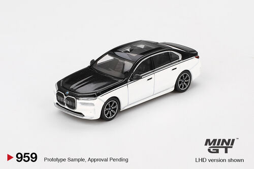 Mini GT BMW i7 White/Black Sapphire